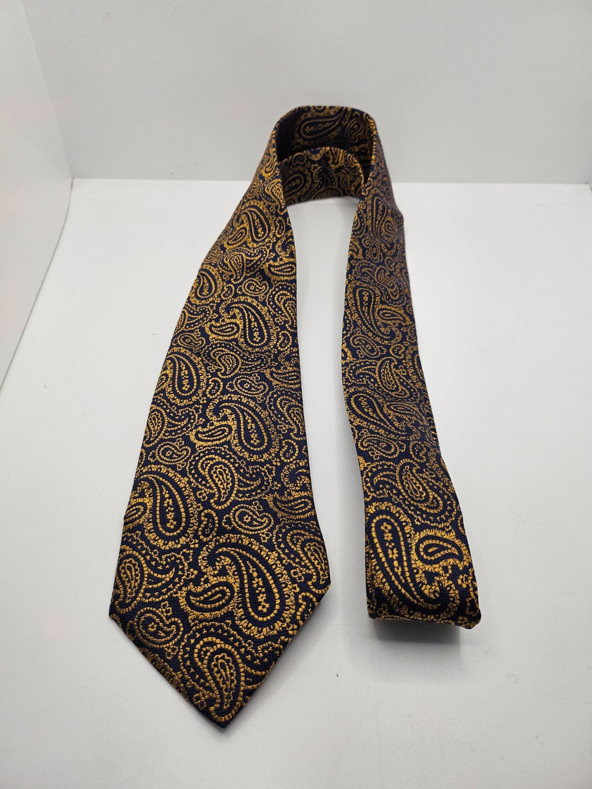 Charles Tyrwhitt Gold Navy Blue Paisley Textured Silk Tie