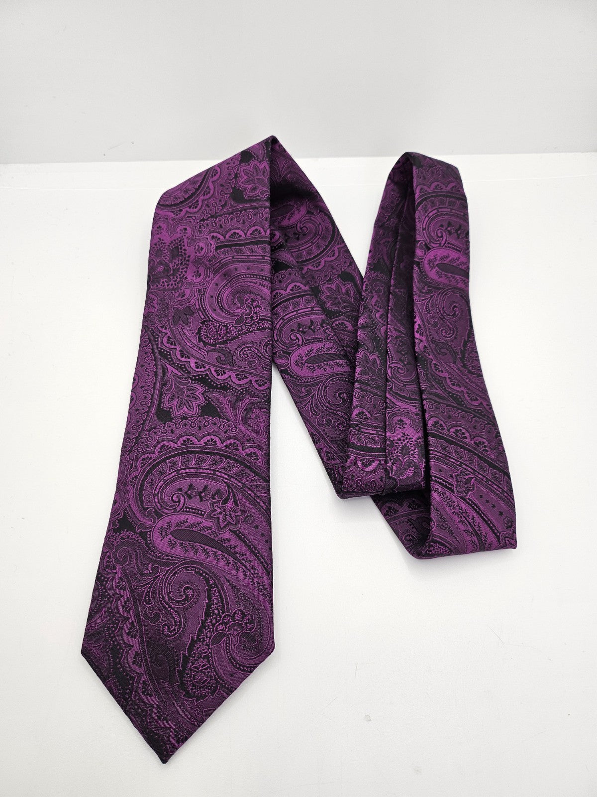 Hugo Boss Silk Tie Mens Purple Black Paisley Textured Retro Wedding Neck Tie BX2 Vintage Formal