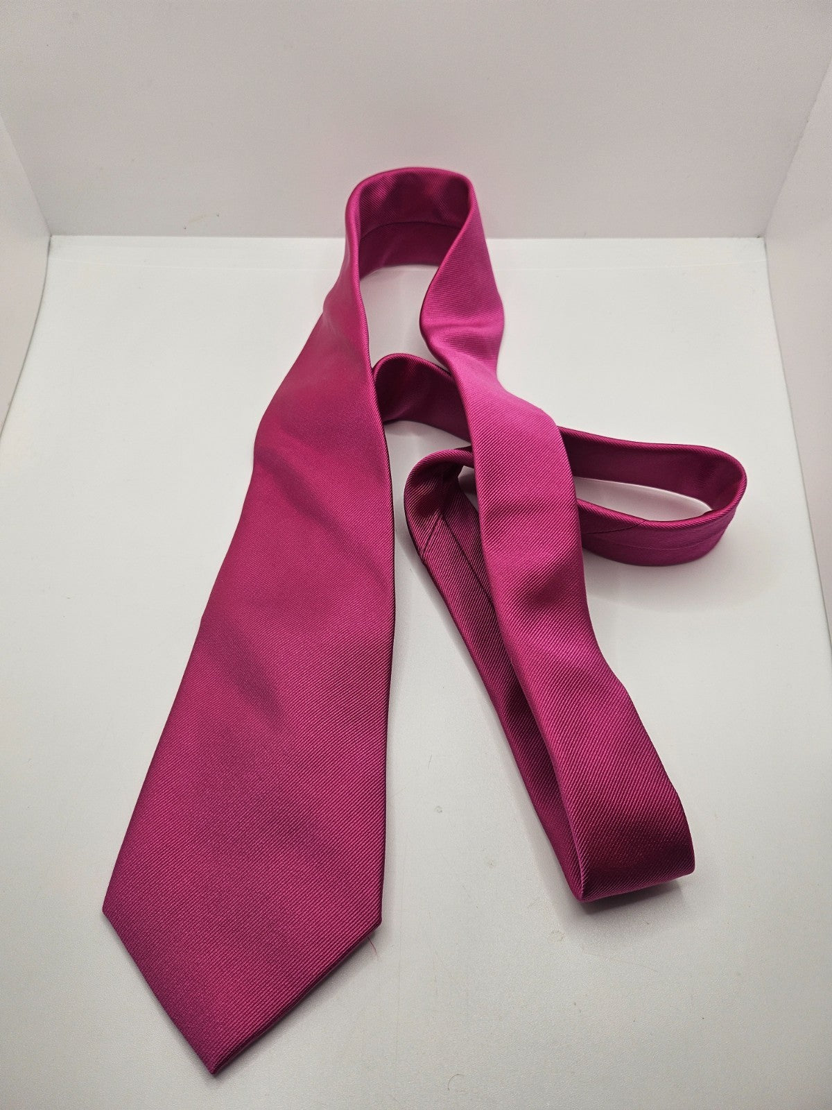Hawes & Curtis Magenta Pink Textured Silk Tie